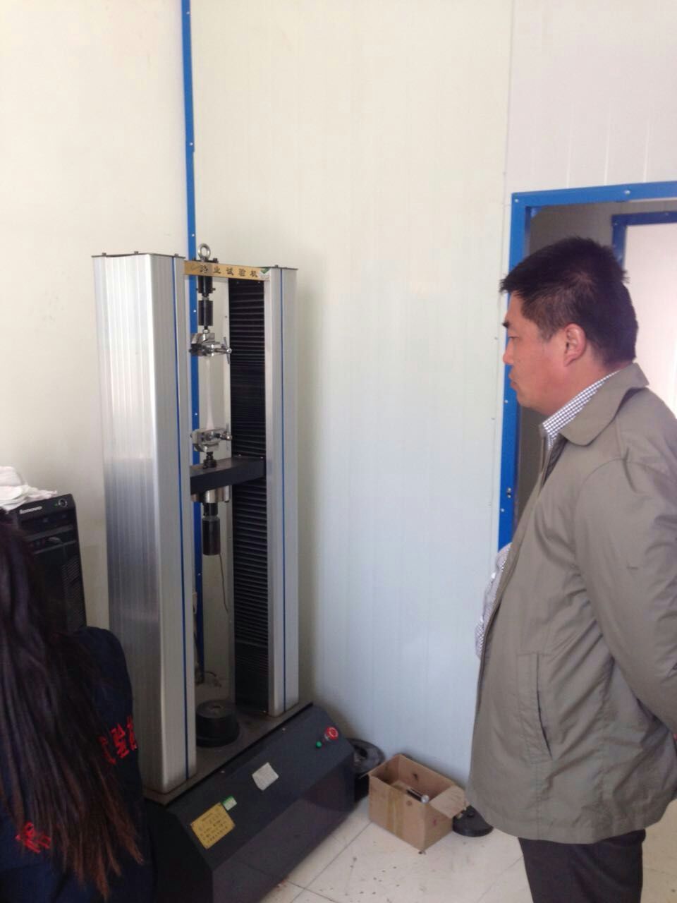 领导现场观摩试验