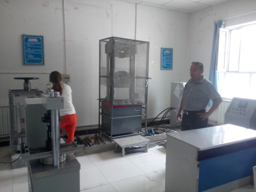 领导现场观摩试验