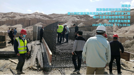 第三师红旗农场托克拉克水库放水渠防渗工程             质量监督站检查工作