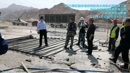 第三师红旗农场托克拉克水库放水渠防渗工程             质量监督站检查工作