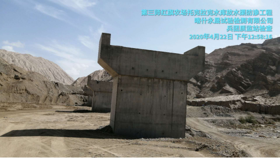 第三师红旗农场托克拉克水库放水渠防渗工程             质量监督站检查工作