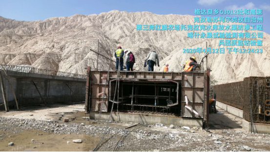 第三师红旗农场托克拉克水库放水渠防渗工程             质量监督站检查工作