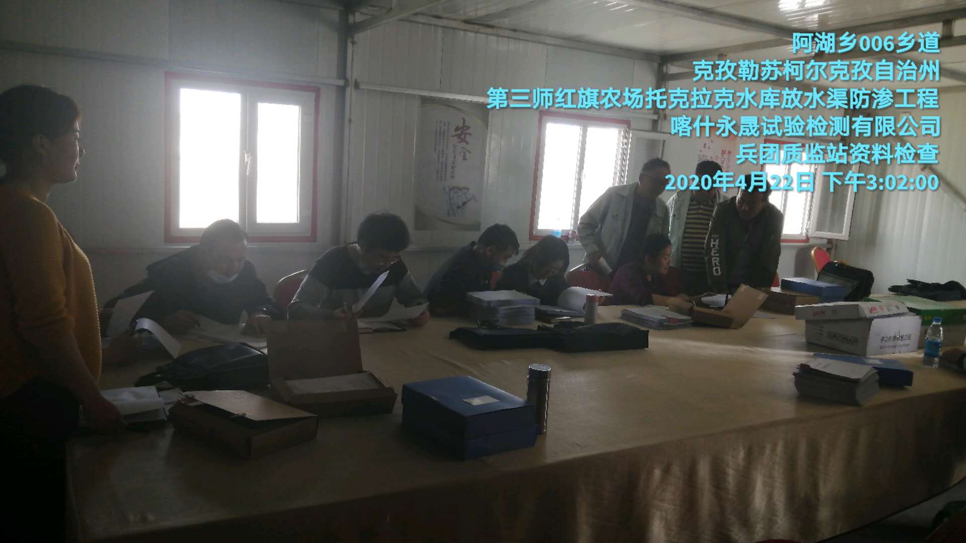 第三师红旗农场托克拉克水库放水渠防渗工程             质量监督站检查工作